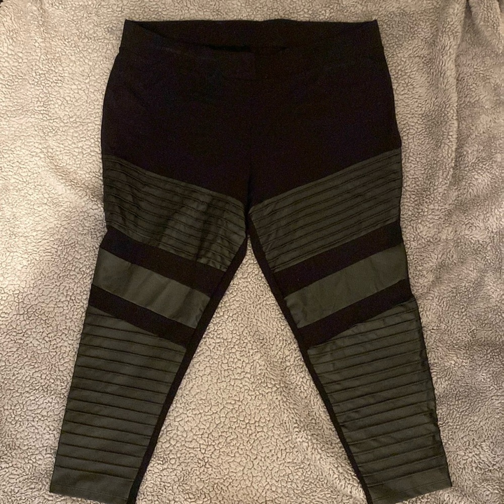 Black leggings with leather patches